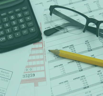 Bild för fordringsrätt i appen Lagens möjligheter - Miniräknare, penna och glasögon ovanpå papper med beräkningar.
